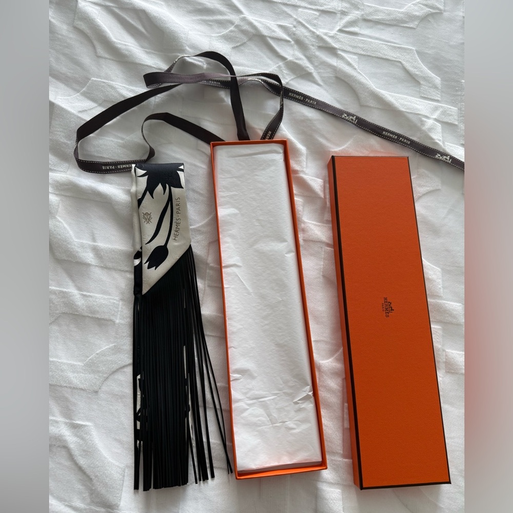 HERMES Silk Calfskin Bouquet Final Fringed Twilly Creme Black